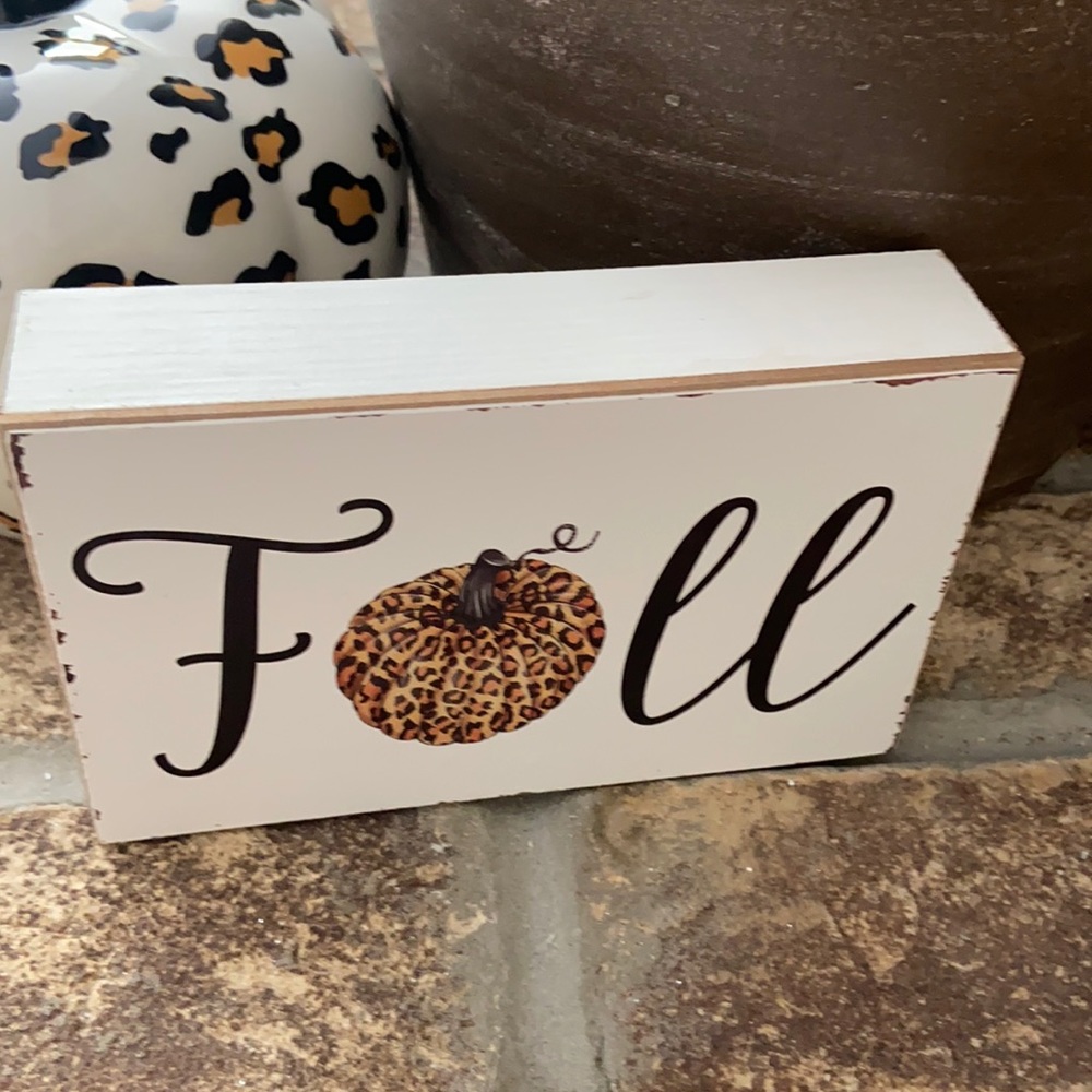 ๐ Fall Harvest Leopard Print Pumpkin Wood Sign - Picture 3 of 4